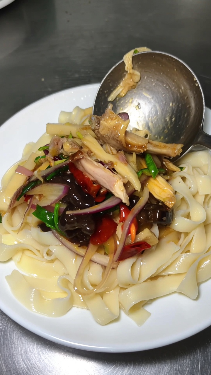Authentic Xinjiang Pepper Chicken Noodles