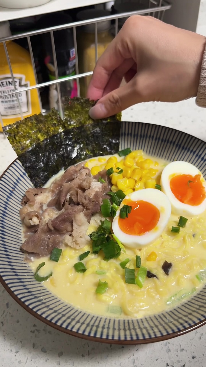 10-Minute Tonkotsu-Style Instant Ramen Hack