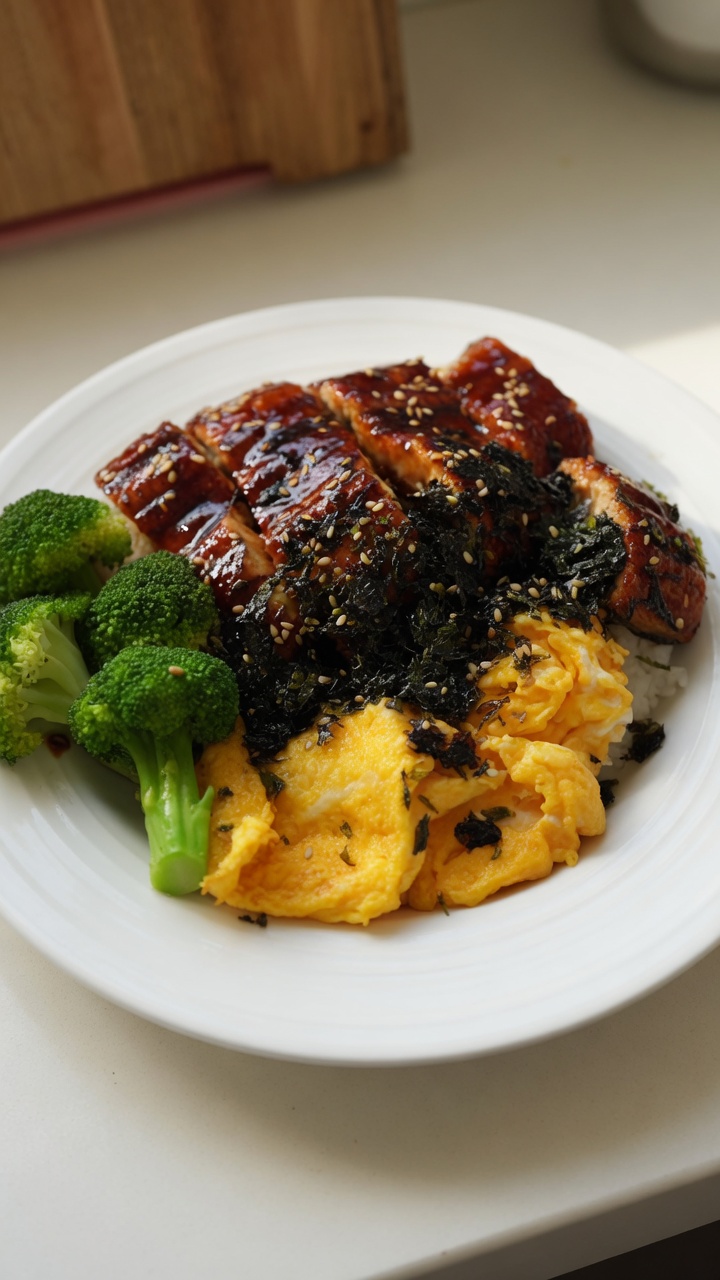 Japanese-style Grilled Eel Rice Bowl (Unagi Don)