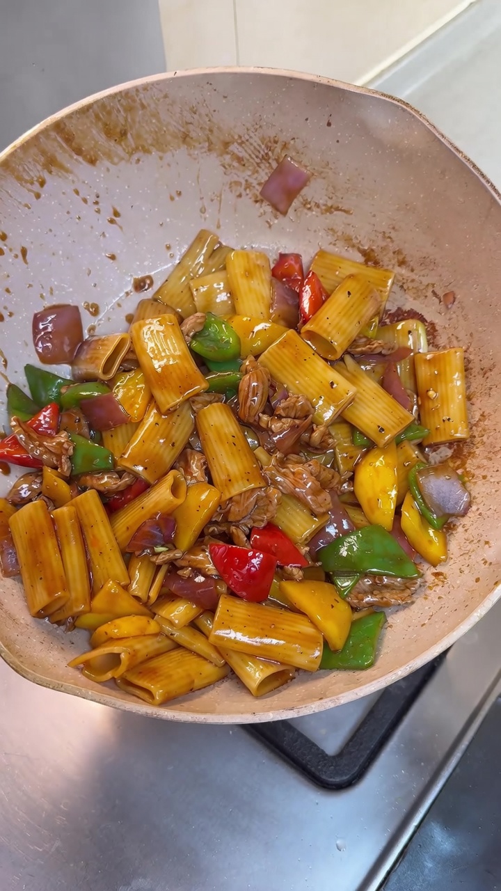 Chinese-Style Stir-Fried Rigatoni with Pork and Bell Peppers