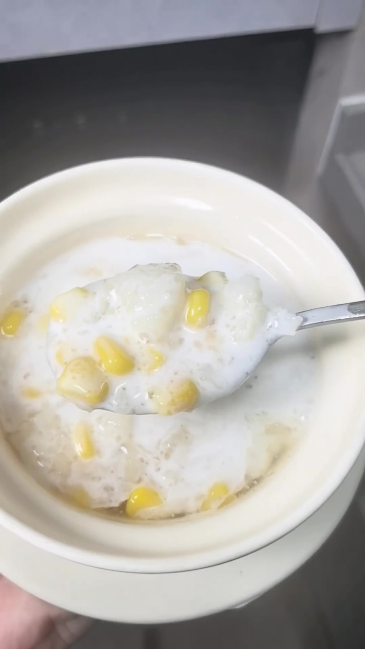 Refreshing Coconut Corn and Water Chestnut Sweet Soup