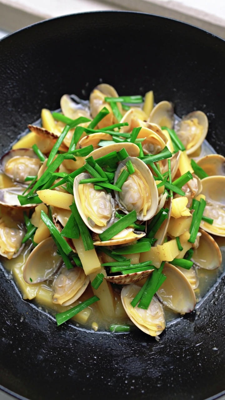 Clams with Potato Strips Stir-fry
