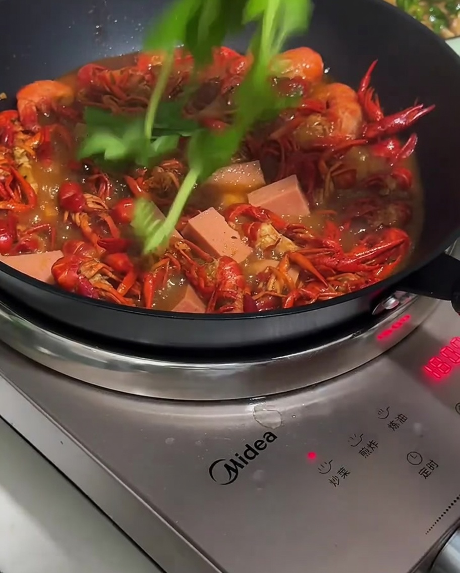Adding sausage and green peppers to the pan.