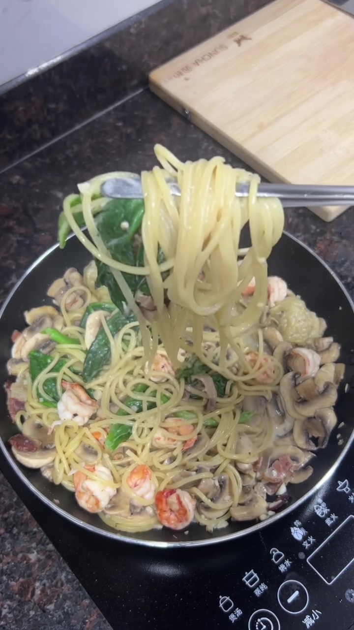 Creamy Bacon, Shrimp, and Mushroom Pasta