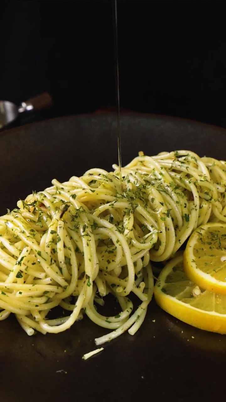 Classic Garlic and Olive Oil Pasta (Spaghetti Aglio e Olio)