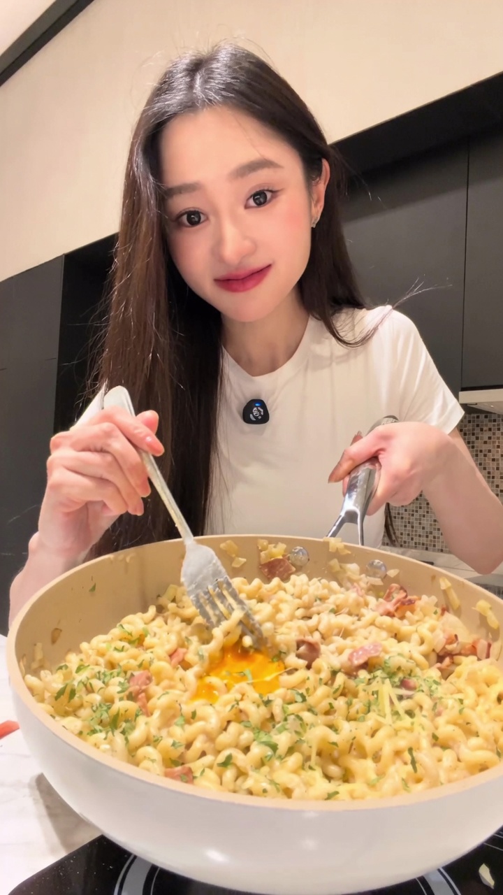 Creamy Bacon Carbonara with Curly Noodles