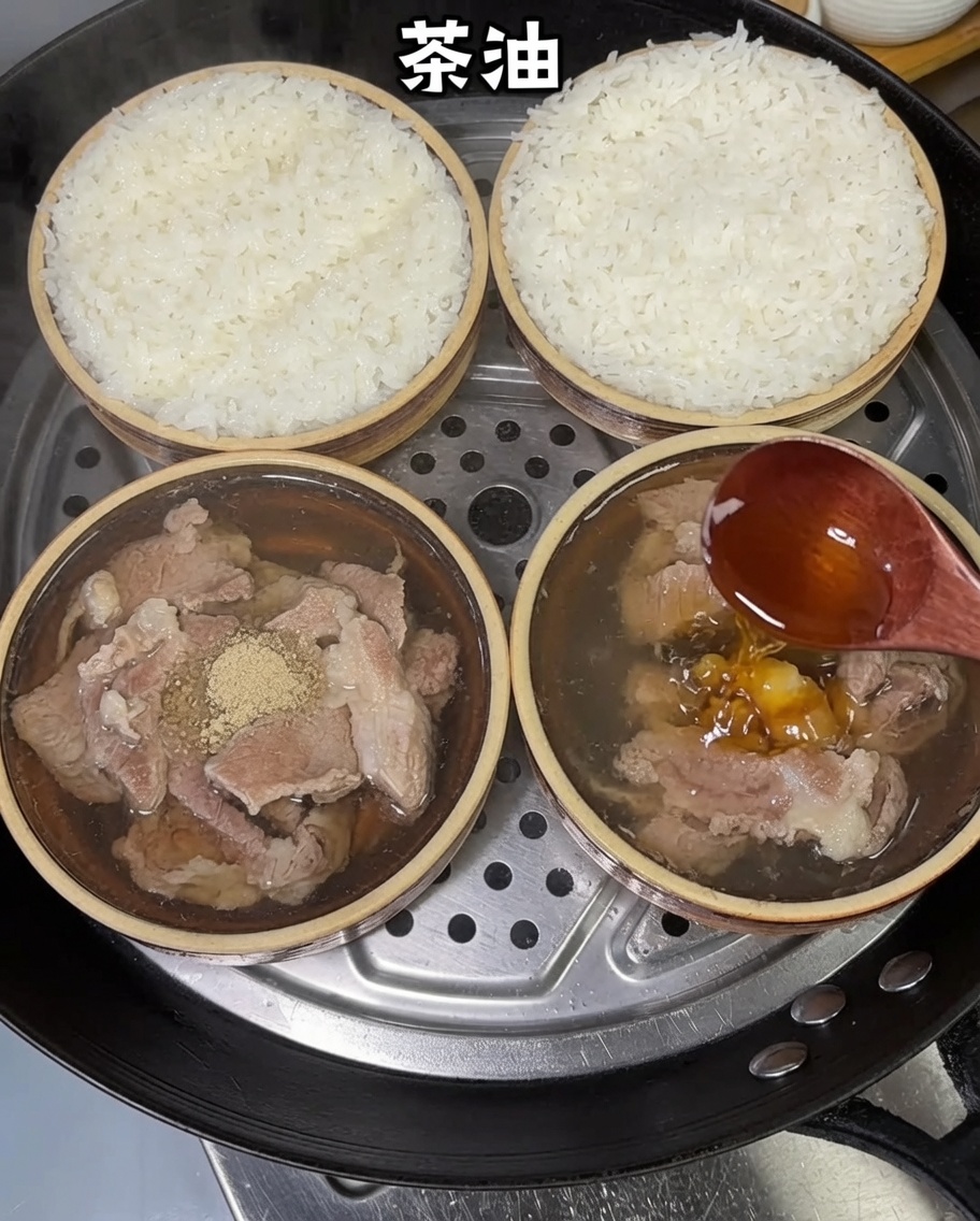 Tea oil being drizzled from a wooden spoon over the steamed pork and rice bowls.