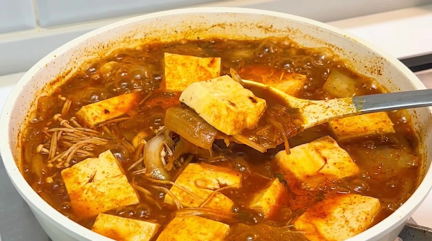 Super Simple Korean Kimchi Tofu Soup (Kimchi Jjigae)