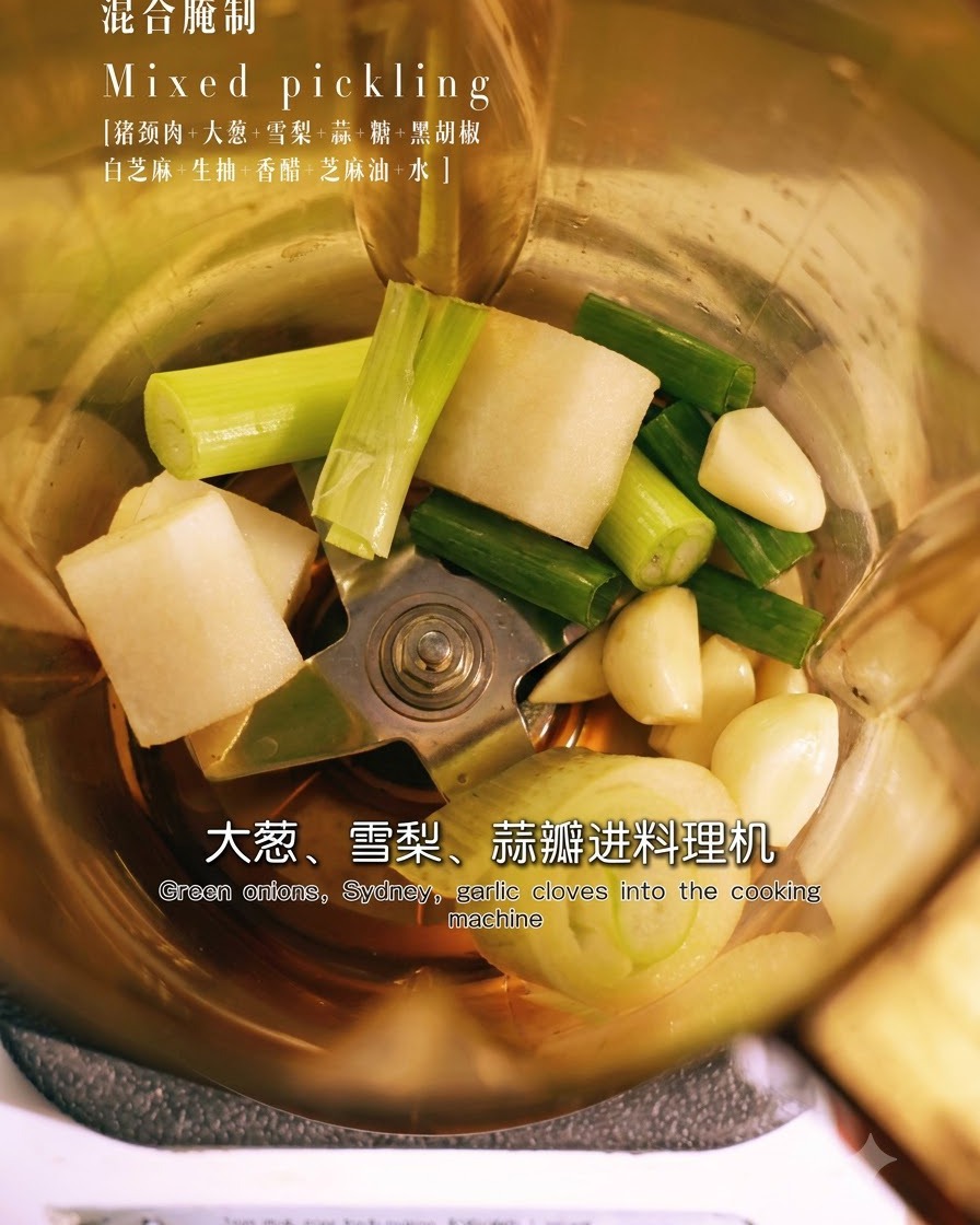 Green onion pieces, sliced pear, and garlic cloves inside a blender jar.