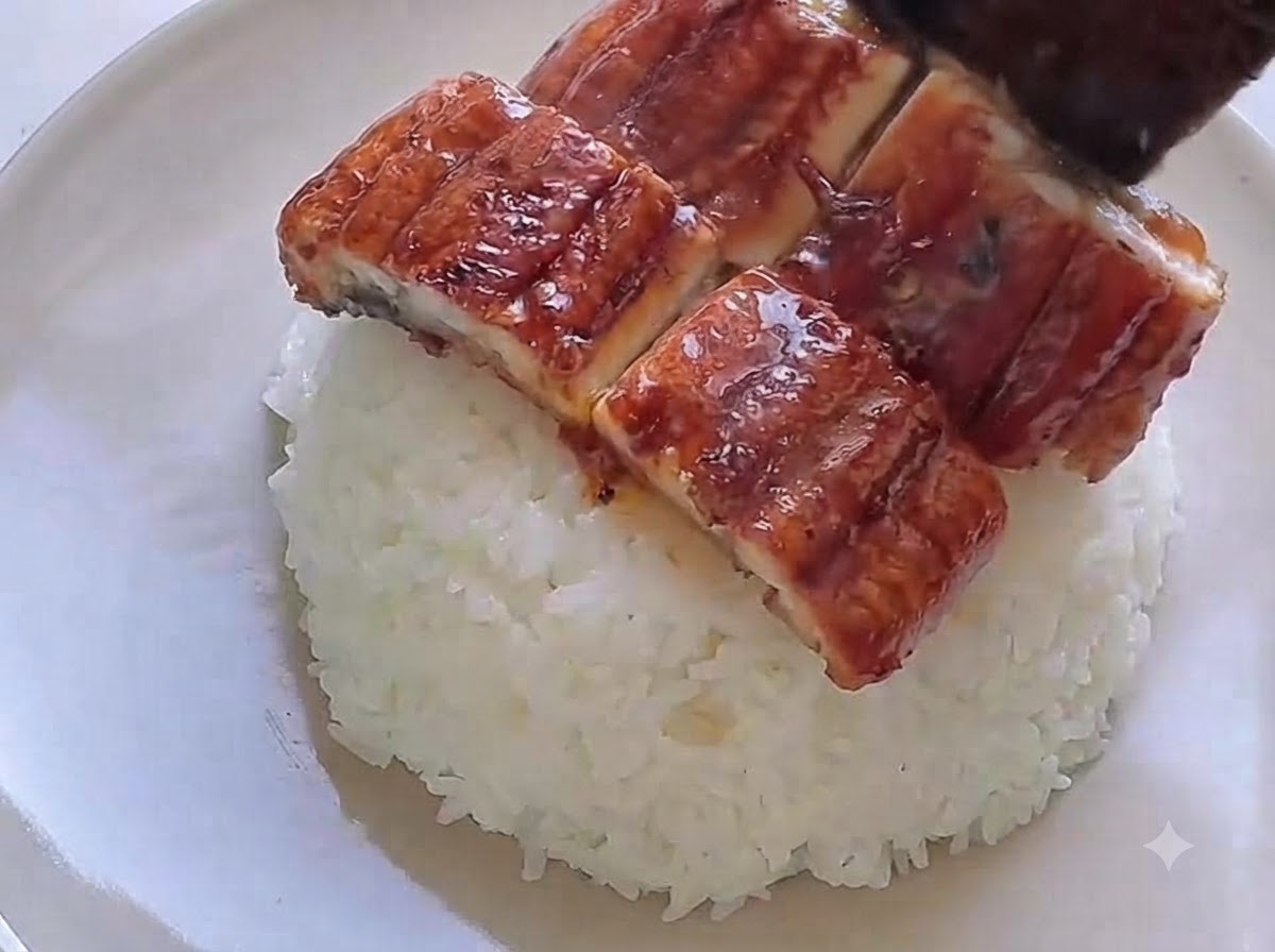 Sliced carrots and broccoli being arranged around the rice bowl.